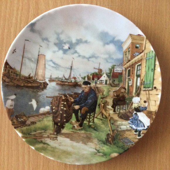 Hand decorated Royal Schwabap 1984 Ter Steegt BV Holland round 6 5/8" wall plate - Picture 1 of 2